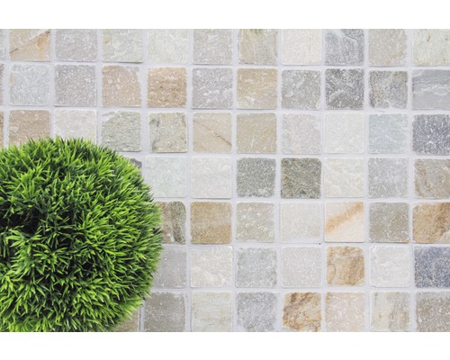 Fyrkantiga mosaikplattor med grön dekoration