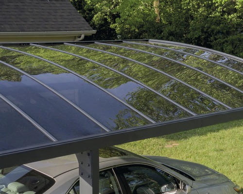 Carport med transparent tak och bil