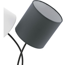 Detaljbild av en golvlampa med två lampskärmar