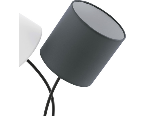 Detaljbild av en golvlampa med två lampskärmar