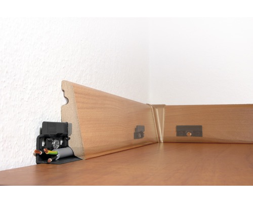 Golvlist med integrerad kabelkanal och tillbehör för montering.