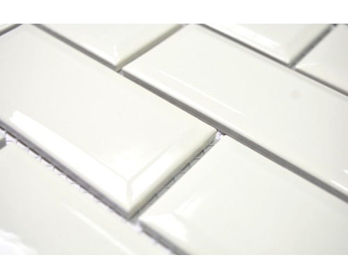 Närbild av rektangulära väggplattor i tunnelbanestil