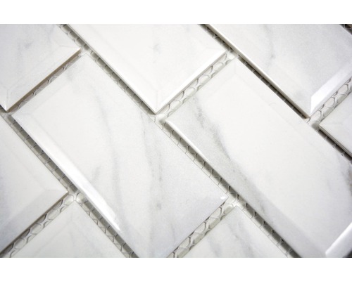 Mosaikplatta av marmor i fiskbensmönster