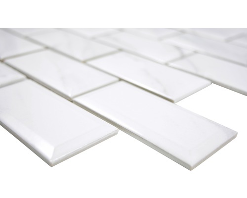 Rektangulära, vita plattor lagda i förband.