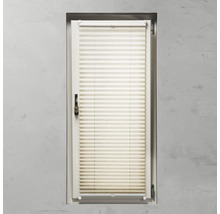 Vy över ett fönster med plisségardin