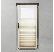 Beige plisségardin på fönster för insynsskydd och solskydd