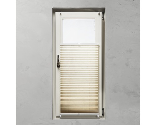 Beige plisségardin på fönster för insynsskydd och solskydd