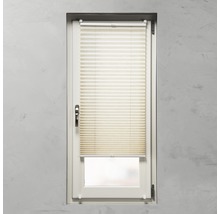 Plisségardin på fönstret för ljusreglering och insynsskydd