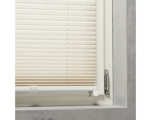 Närbild av en plisségardin på ett fönster