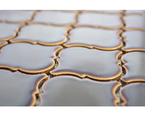 Dekorativa, glänsande mosaikplattor i marockansk stil