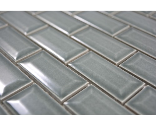 Detaljbild av rektangulära plattor, lagda i fiskbensmönster