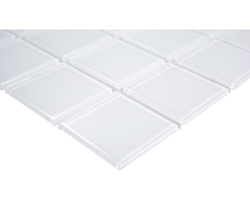 Detaljerad närbild av vita glasmosaikplattor