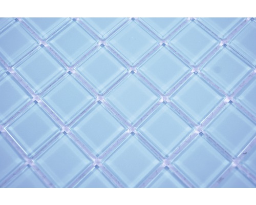 Närbild av en glasmosaikplatta med fyrkantiga element