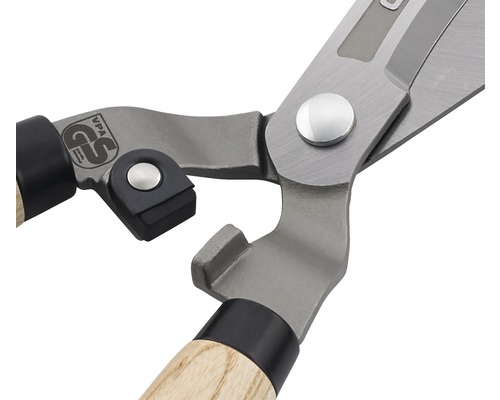 Detaljbild av en häcksax med GS-märke för testad säkerhet