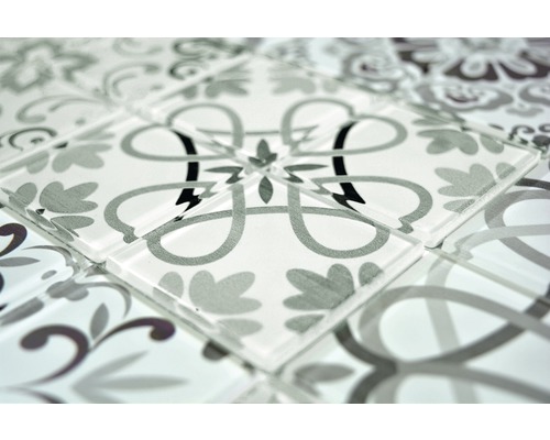 Detalj av dekorativa, mönstrade glasmosaikplattor