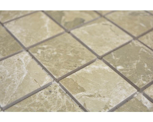 Närbild av mosaikplattor i natursten