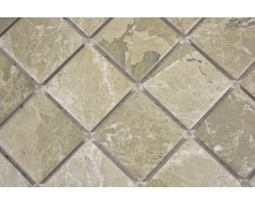 Mosaikplattor av natursten i kvadratiskt format