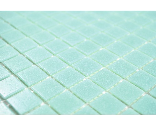 Närbild av små, fyrkantiga glasmosaikplattor