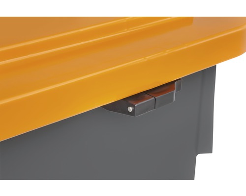 Detaljvy av en plastbehållare med stängningsmekanism