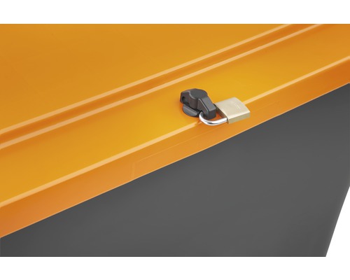 Detaljvy av förvaringslåda med hänglås