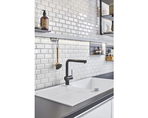 Köksscen med diskho, blandare och kakelplattor