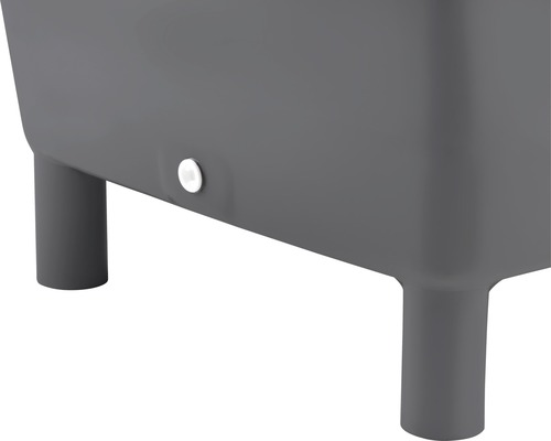 Detaljvy av en grå planteringslåda med fötter och vattenavrinning