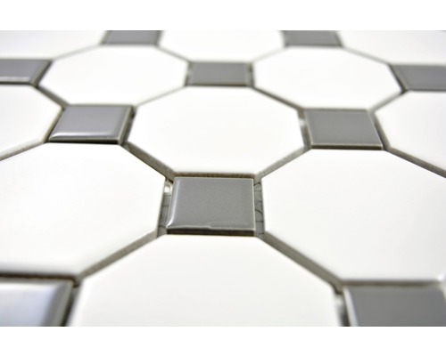 Närbild av vita, åttkantiga och grå, fyrkantiga golvplattor