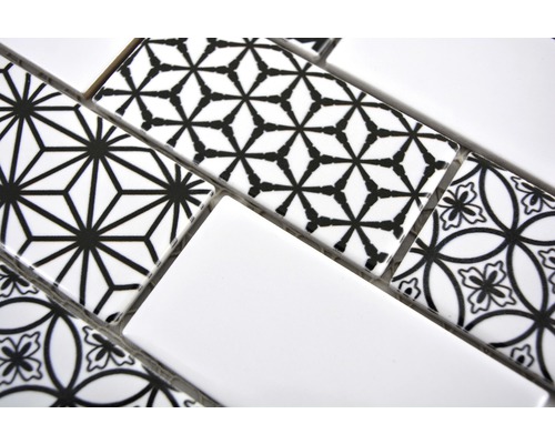 Mosaikplatta med olika svartvita mönster