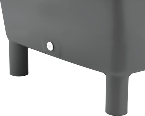 Detaljvy av en planteringslåda med fötter och vattenavlopp