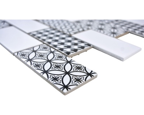 Mönster av vita mosaikplattor och mosaikplattor med svartvitt mönster