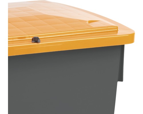 Detaljvy av en trädgårdsbox i plast med lock