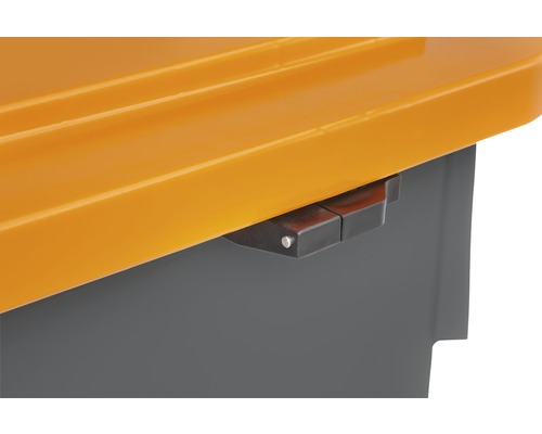 Detaljvy av ett locklås på en förvaringslåda.