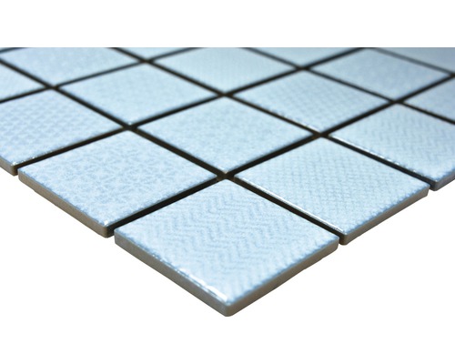 Närbild av mosaikplattor med olika texturer