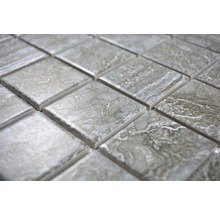 Närbild av fyrkantiga mosaikplattor med marmorutseende