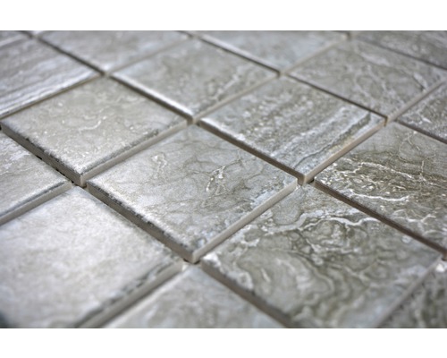 Närbild av fyrkantiga mosaikplattor med marmorutseende