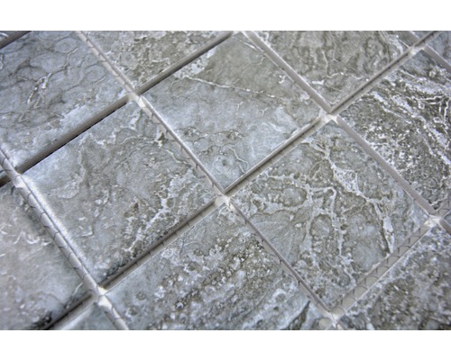 Närbild av mosaikplattor med stenutseende