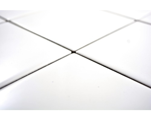 Närbild av vita kakelplattor med fogar