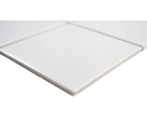 Närbild av en vit keramisk platta