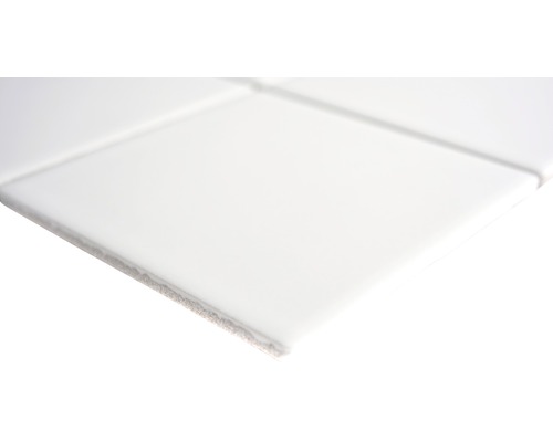 Närbild av vita keramiska plattor.