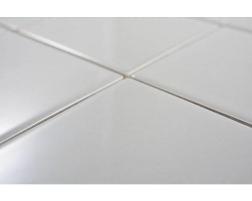 Närbild av vita keramiska plattor med fogar