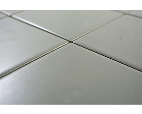 Närbild av keramiska plattor med fogar