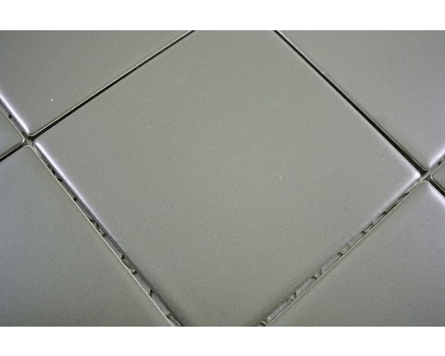 Närbild av kvadratiska plattor med fogar