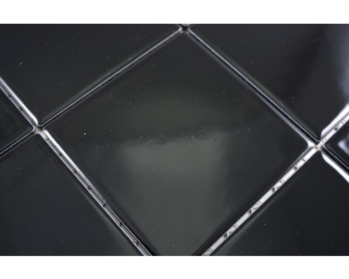 Närbild av svart mosaikplatta