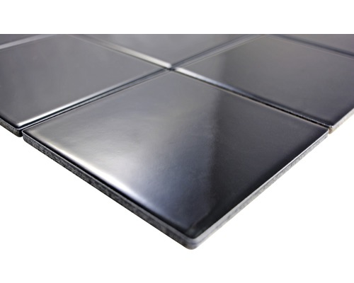 Närbild av fyrkantiga keramiska plattor