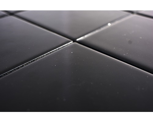 Närbild av svarta plattor med fogar