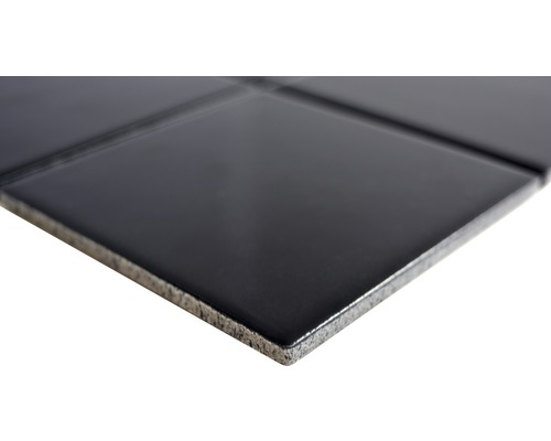 Närbild av en svart glänsande keramisk platta