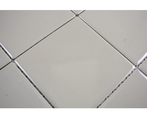 Närbild av ljusa, fyrkantiga keramiska plattor