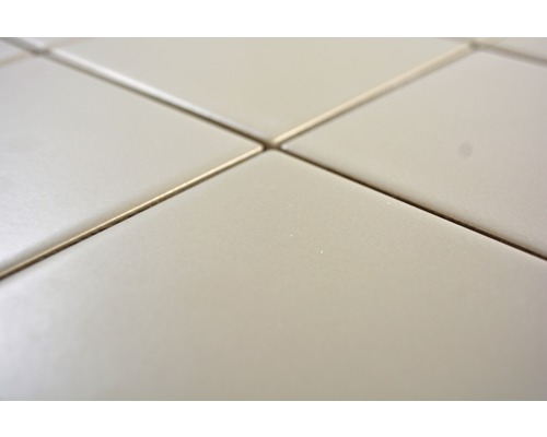 Närbild av lagda plattor med fogmassa