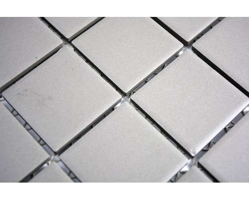 Fyrkantig keramisk mosaik på nät