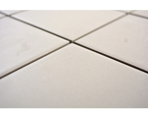 Närbild av keramiska plattor med fogar